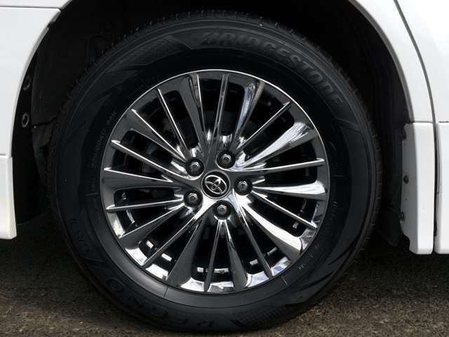 ラグジュアリーな純正専用スパッタリング17インチアルミ、タイヤはブリジストン・レグノ7分山良好！