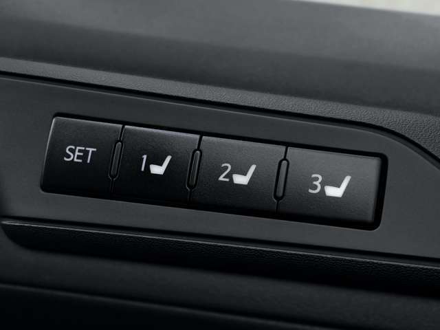 お気に入りポジション3名様分のシートポジションを登録しておける、運転席メモリーパワーシート！