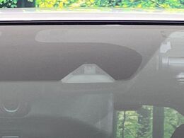 【エマージェンシーブレーキ】走行中に前方の車両等を認識し、衝突しそうな時は警報とブレーキで衝突回避と被害軽減をアシスト。より安全にドライブをお楽しみいただけます。