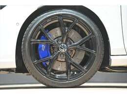 Rロゴ入りのブルーブレーキャリパーが高性能を視覚的にも印象づけます！