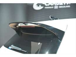 エクステリアを際立たせるとともに、強力なダウンフォースを発生させて走行安定性を向上！専用リヤスポイラー装着！