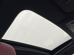 【ムーンルーフ】開放感たっぷりの希少装備、ムーンルーフが装着されています！車内に明かりを取り入れたり景色を楽しむ以外にも、車内の空気も簡単に換気できて快適です！