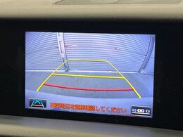 【バックカメラ】駐車時に後方がリアルタイム映像で確認できます。大型商業施設や立体駐車場での駐車時や、夜間のバック時に大活躍！運転スキルに関わらず、今や必須となった装備のひとつです！