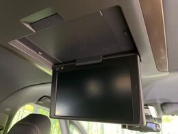 【フリップダウンモニター】大画面モニターで後席でもエンタメをお楽しみいただけます。小さなお子様にも大人気の装備です♪