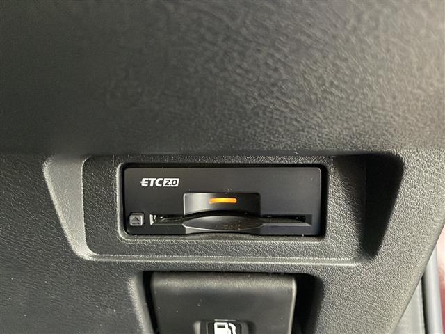 【ETC】有料道路を利用する際に料金所で停止することなく通過できる、ETC車載器（ノンストップ自動料金収受システム機器）が装備されています。セットアップを行うことで利用可能になります。