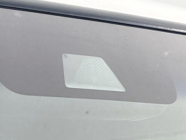 【ホンダセンシング】走行中に前方の車両等を認識し、衝突しそうな時は警報とブレーキで衝突回避と被害軽減をアシスト。より安全にドライブをお楽しみいただけます。