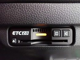 デザインスッキリのビルトイン『ETC』！高速道路の特典はもちろん、キャッシュレスなので料金所では徐行するだけで通過可能です！
