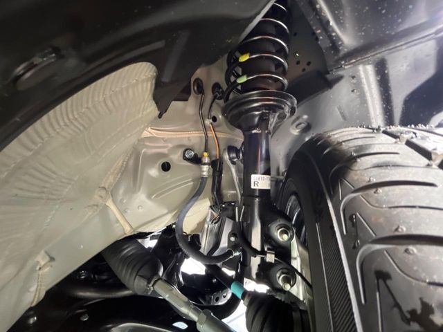 お車を安心してお乗りいただく為には、足回りの定期点検が欠かせません。サービスサポート（有償保証）では無料点検もご提供しており、安心のカーライフをお過ごしいただけるサポート体制が整っています。