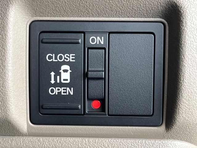 【パワースライドドア】スマートキーや運転席のスイッチでスライドドアの開閉が可能♪電動だから力を入れてドアを開ける必要が無く、小さいお子様でも、重い荷物を持っている時もラクに開け閉めできます♪
