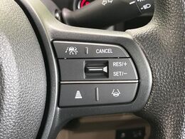 【アダプティブクルーズコントロール】高速道路での長距離走行が楽に！！自動で速度を保つクルーズコントロールが、衝突軽減システムと連携し、前方の車両を感知して車間を保つように速度調節してくれます！！