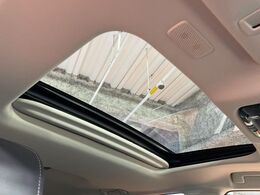 【サンルーフ】開放感たっぷりの希少装備、サンルーフが装着されています！車内に明かりを取り入れたり景色を楽しむ以外にも、車内の空気も簡単に換気できて快適です！