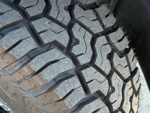オールシーズンタイヤです。オンロード・オフロード・降り始めの雪まで走行オッケーの頼もしいタイヤになります。