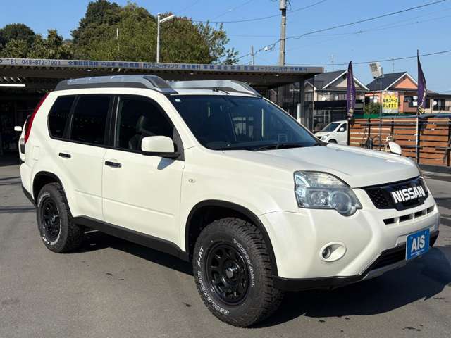 流行りのアウトドアやキャンプにも活躍出来る1台です。リアシートを格納すれば車中泊もOKです♪4WDでブロックタイヤなので悪路でも強い走破性を発揮します☆もちろん都会のオンロードでも似合うお車です♪