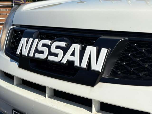 NISSANエンブレムがイケてます♪ご希望であれば、ノーマルグリルや、NISSANの文字がないブラックペイントのみのグリルに交換もできます☆