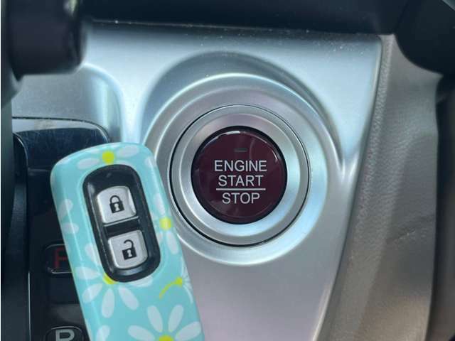 【スマートキー＆プッシュスタート】ブレーキを踏みながら、このボタンを押すだけでエンジンがかかります！鍵はポケットやカバンに入れたまま！一度使うと、もう手放せません☆