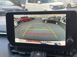 【バックカメラ】駐車時に後方がリアルタイム映像で確認できます。大型商業施設や立体駐車場での駐車時や、夜間のバック時に大活躍！運転スキルに関わらず、今や必須となった装備のひとつです！