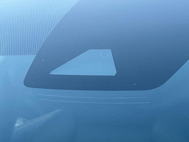 【トヨタセーフティセンス】走行中に前方の車両等を認識し、衝突しそうな時は警報とブレーキで衝突回避と被害軽減をアシスト。より安全にドライブをお楽しみいただけます。