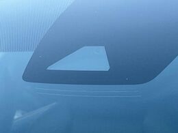 【トヨタセーフティセンス】走行中に前方の車両等を認識し、衝突しそうな時は警報とブレーキで衝突回避と被害軽減をアシスト。より安全にドライブをお楽しみいただけます。
