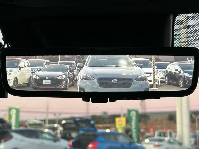 【デジタルインナーミラー】車両後方カメラの映像をミラーに映すことが出来ます。 そのため、後席に人や荷物があって後方が見えづらい場合でもしっかり視界を確保することが出来ます。