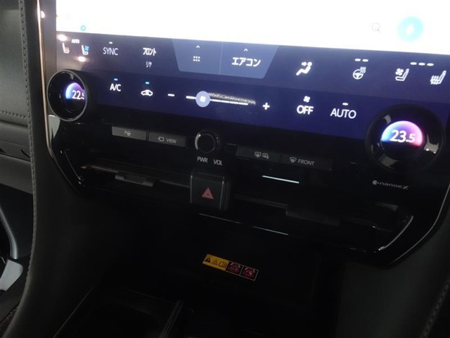 左右独立で温度コントロールができるオートエアコンを装備してます。