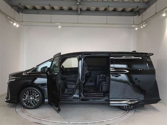両側パワースライドドア付きだから、狭い駐車スペースなどでの 乗り降りラクラク！小さなお子さまのいるご家庭には嬉しい装備。