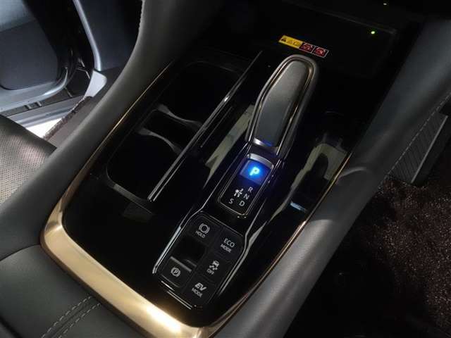 電動パーキングブレーキ・ブレーキホールドを装備してます。ホールド機能は信号待ちが多い一般道で疲労軽減になり、大好評です！