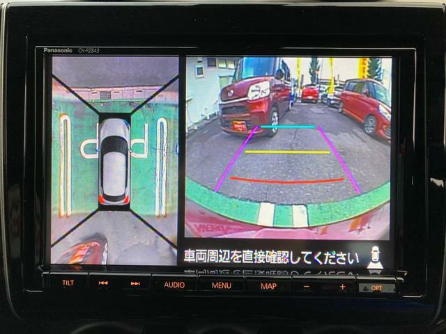 車を真上から見たような映像とバックカメラ映像です。