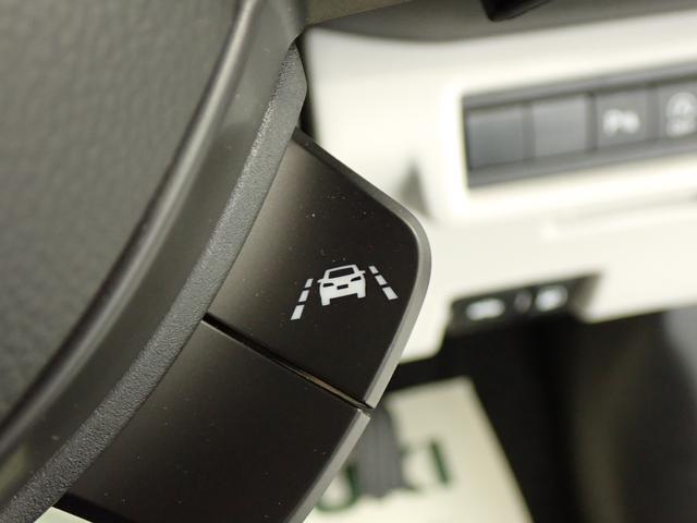 「車線逸脱抑制機能」を搭載しています。車線をはみ出しそうになると、ドライバーにステアリング操作を促し、車両を車線の内側に戻すよう支援します。
