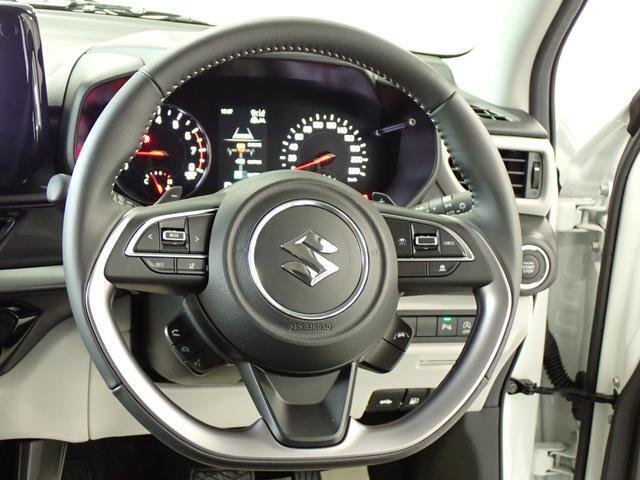 レーシングカーにも使用される　D型のステアリングホイール。本革巻きで　車内に高級感をプラスします。