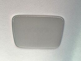 【プレミアムサウンドシステム】メーカーオプションの高品位サウンドシステムを搭載。専用のチューニングが施された大小様々なスピーカーから良質なサウンドが奏でられ、臨場感あふれる音響空間を演出します。