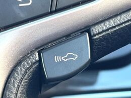 【レーダークルーズコントロール】高速道路での長距離走行が楽に！！自動で速度を保つクルーズコントロールが、衝突軽減システムと連携し、前方の車両を感知して車間を保つように速度調節してくれます！！