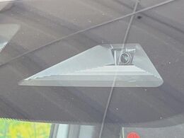 【ホンダセンシング】走行中に前方の車両等を認識し、衝突しそうな時は警報とブレーキで衝突回避と被害軽減をアシスト。より安全にドライブをお楽しみいただけます。