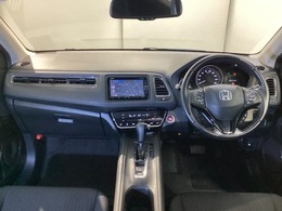 車内はチタニア抗菌防臭施工済です。黒系の内装色がスポーティなインパネ周りを演出します。グローブボックスやカップホルダーのほかにスマホなどの充電に便利なトレーなどたくさんの収納スペースが付いています。