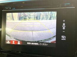 【バックカメラ】駐車時に後方がリアルタイム映像で確認できます。大型商業施設や立体駐車場での駐車時や、夜間のバック時に大活躍！運転スキルに関わらず、今や必須となった装備のひとつです！