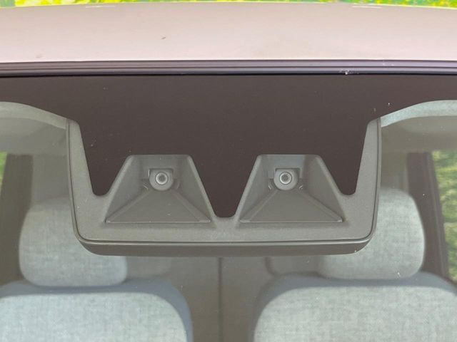 【スマートアシスト】走行中に前方の車両等を認識し、衝突しそうな時は警報とブレーキで衝突回避と被害軽減をアシスト。より安全にドライブをお楽しみいただけます。