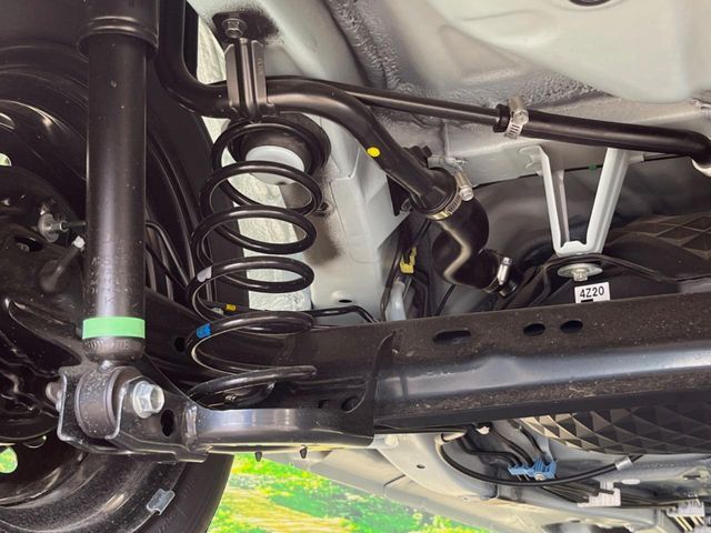 お車を安心してお乗りいただく為には、足回りの定期点検が欠かせません。サービスサポート（有償保証）では無料点検もご提供しており、安心のカーライフをお過ごしいただけるサポート体制が整っています。