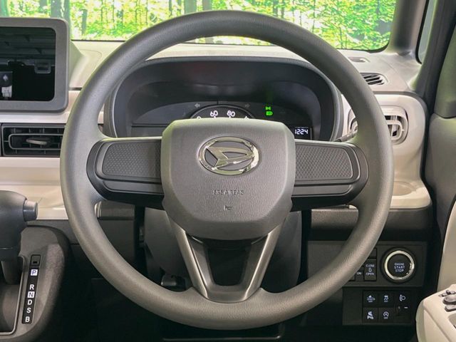 インテリアに合わせたデザインのステアリングは、運転される方のことも考え、運転しやすい形状、大きさです。是非一度、実際に触ってお確かめください。