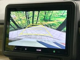 【バックカメラ】駐車時に後方がリアルタイム映像で確認できます。大型商業施設や立体駐車場での駐車時や、夜間のバック時に大活躍！運転スキルに関わらず、今や必須となった装備のひとつです！