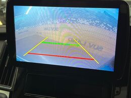 【バックカメラ】駐車時に後方がリアルタイム映像で確認できます。大型商業施設や立体駐車場での駐車時や、夜間のバック時に大活躍！運転スキルに関わらず、今や必須となった装備のひとつです！