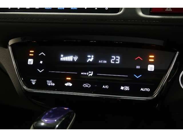 オートエアコンタイプなので細かい操作なしで快適温度に調整してくれます。シートヒーター付きで、冷えた車内でもスイッチを押せば数秒で座面と背もたれがあたたかくなります。