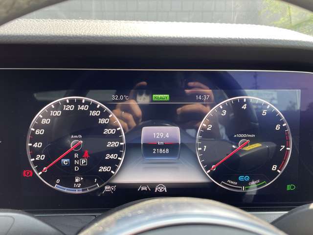 LIBERALAでは多種多様の車種をご用意させていただいております。お客様がご納得いくまで、そのお車の持つ特性を五感すべてで感じ取っていただける場をご提供します。