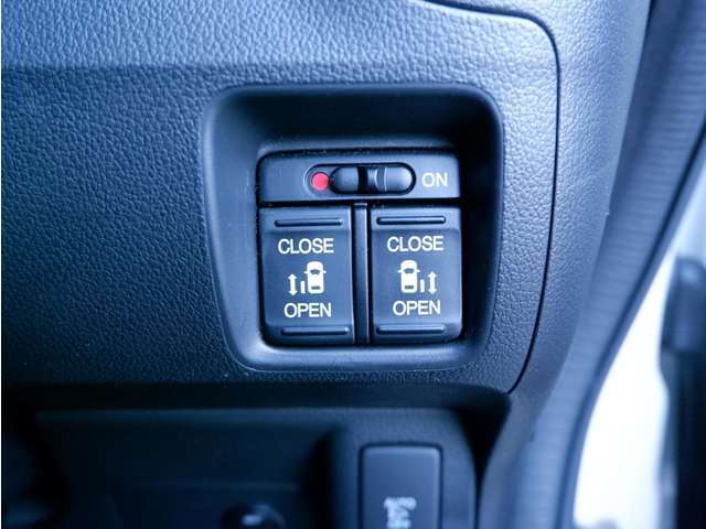 ★両側電動パワースライドドア装備車★　ドアハンドルを引けば自動でスライドドアが開閉します！　リモコンキーからも遠隔操作でき、両手がふさがっていても簡単に開閉できます！