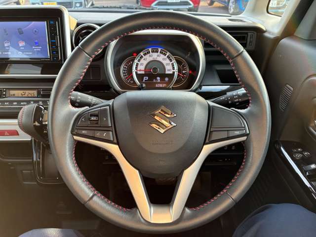 ステアリングは革巻き！しっとりと手に馴染む本革ならではの感触！確かな操作感！