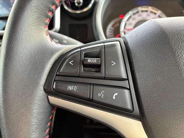 ステアリングオーディオスイッチ！オーディオのチャンネル、ボリューム調整などドライバーの視線移動や焦点の調節を減らし、安全運転に貢献します。