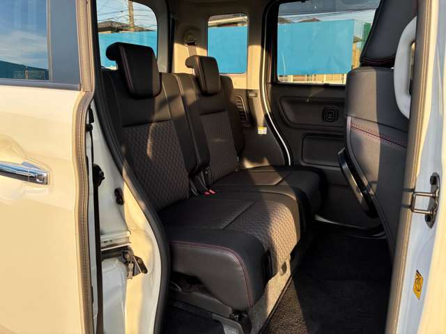 後席も足元広々です。長時間の移動はやはり広々で窮屈じゃないほうが良いですね。