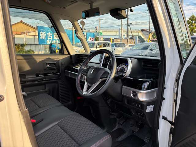 運転席は足元広々です。リラックスして運転できますね。