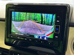 【バックカメラ】駐車時に後方がリアルタイム映像で確認できます。大型商業施設や立体駐車場での駐車時や、夜間のバック時に大活躍！運転スキルに関わらず、今や必須となった装備のひとつです！