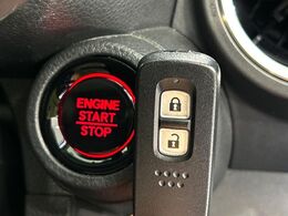 【Hondaスマートキー】カバンやポケットに入れたままでもドアの施錠・解錠が可能なスマートキーを装備。エンジンのオン・オフ時もカギを取り出す必要が無いからとっても便利です♪
