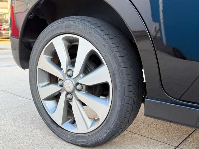 純正15インチアルミホイールが付いております。タイヤ交換も山川にお任せ♪