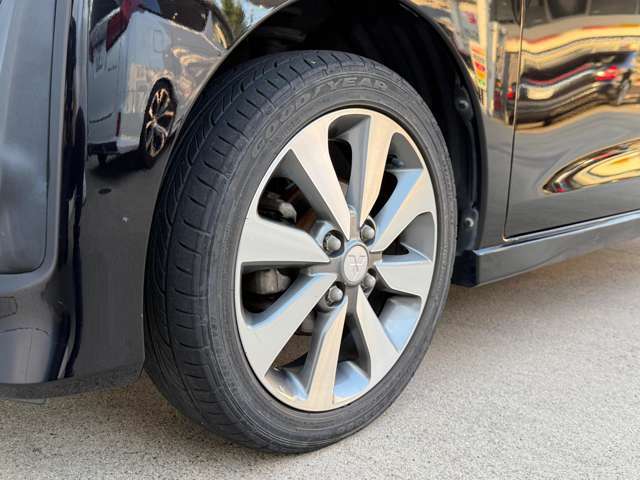 純正15インチアルミホイールが付いております。タイヤ交換も山川にお任せ♪